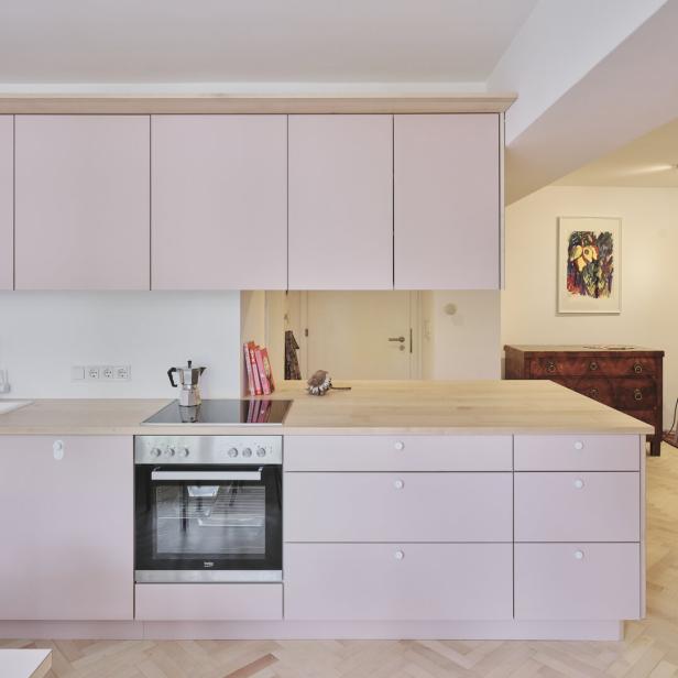 Küche mit Linoleumfronten und Ahornarbeitsplatte