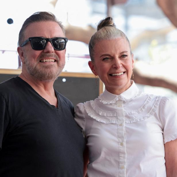 Ricky Gervais und Jane Fallon lächeln vor einem Stern auf dem Walk of Fame.