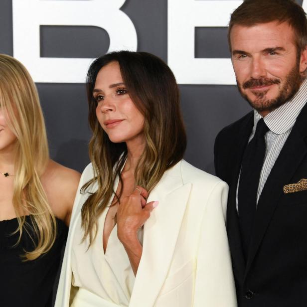 Harper Beckham mit ihren Eltern David und Victoria bei einem Event.
