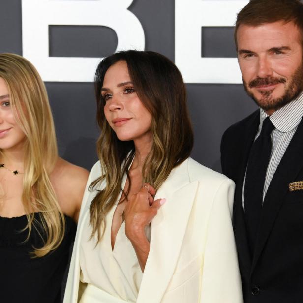 Harper Beckham mit ihren Eltern David und Victoria bei einem Event.
