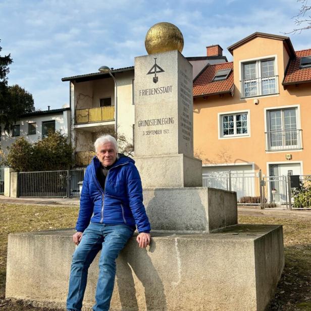 Horst Zecha vor dem Siedlerdenkmal in der Friedensstadt.