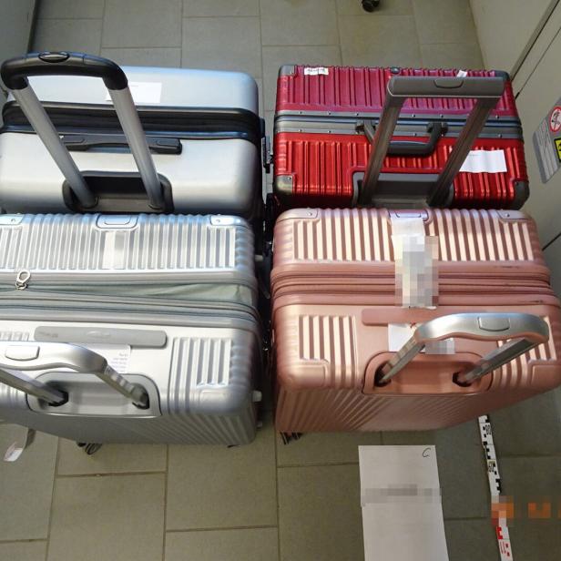 Von der Polizei sichergestellte Koffer auf dem Flughafen Schwechat.