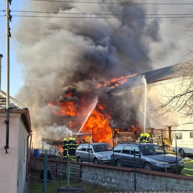 Eine Aufnahme des Brandes auf der dichter Rauch und Flammen zu sehen sind.