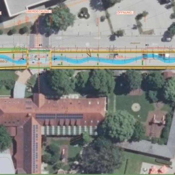 Luftaufnahme eines Stadtgebiets mit eingezeichnetem geplanten Wasserlauf, Straßen und Gebäuden sowie einem Freibad mit Becken.