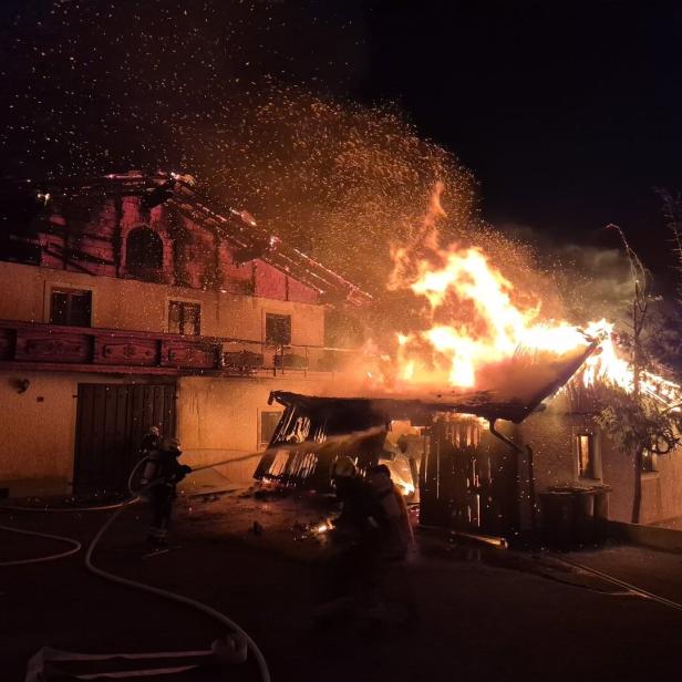 Gebäude in Vollbrand