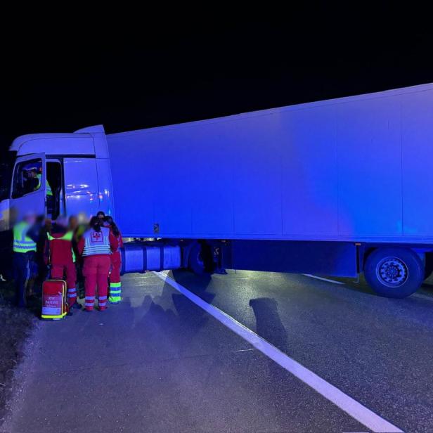 Ein Lkw blockiert die Autobahn nachts.