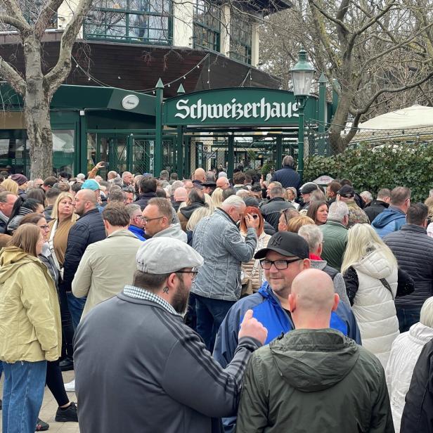 Sonntag, 25. März: Menschen warten auf die Öffnung des Schweizerhauses.