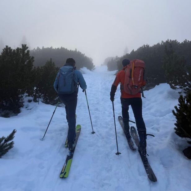 Zwei Bergretter auf Tourenski