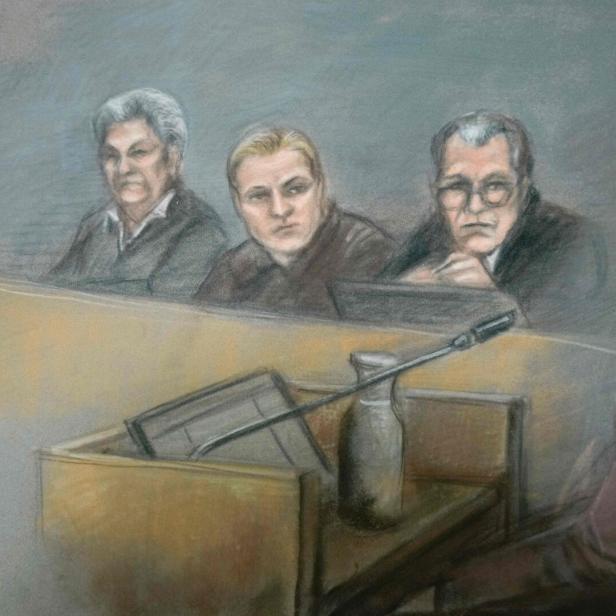 Eine Gerichtszeichnung von Marius Borg Høiby mit seiner Anwältin und seinem Anwalt.