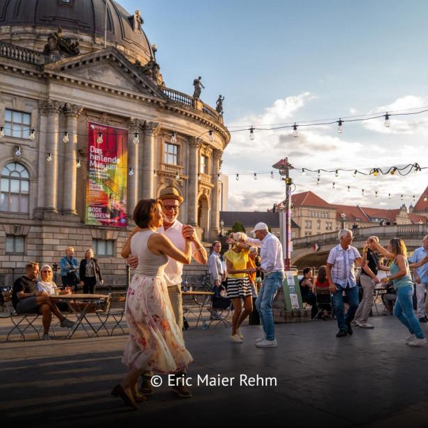 Ein Paar tanzt vor einem Museum in Berlin 