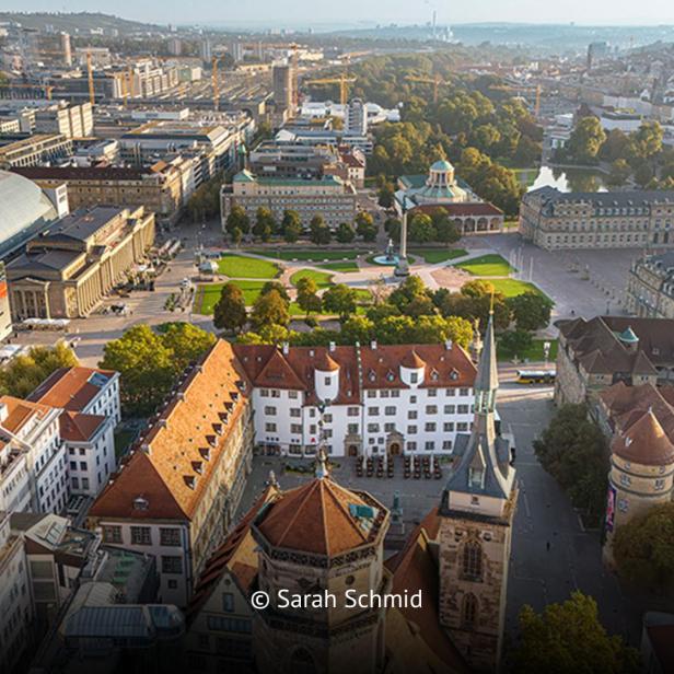 Blick über den Schlossplatz in Stuttgart mit umliegenden historischen Gebäuden und Grünflächen.
