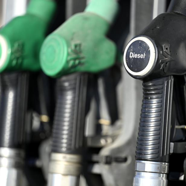 ++ THEMENBILD ++ TANKSTELLE / TANKEN /ZAPFHAN / ZAPFSÄULE / SPRIT / SPRITPREIS / BENZIN / DIESEL / ENERGIE / TEUERUNG