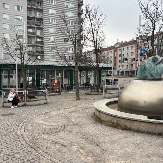 Froschkönig-Brunnen Platz Simmering