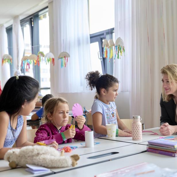 Vizebürgermeisterin Bettina Emmerling spricht mit Kindern in einer Schulklasse.