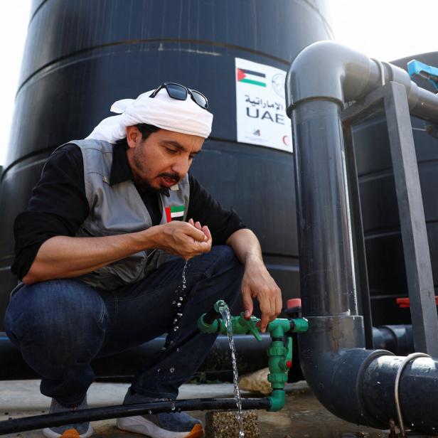 Ein Mann hockt in einer Entsalzungsanlage in den Emiraten