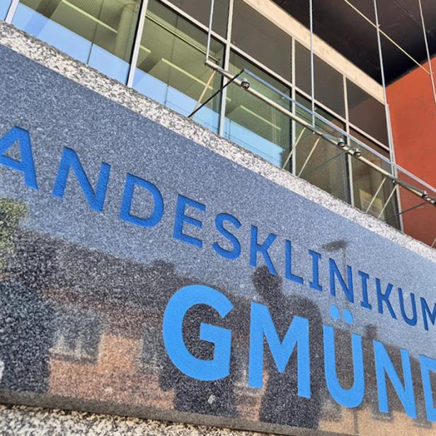 Eine Aufnahme vom Schild vor dem Spital Gmünd auf dem "Landesklinikum Gmünd" zu lesen ist.