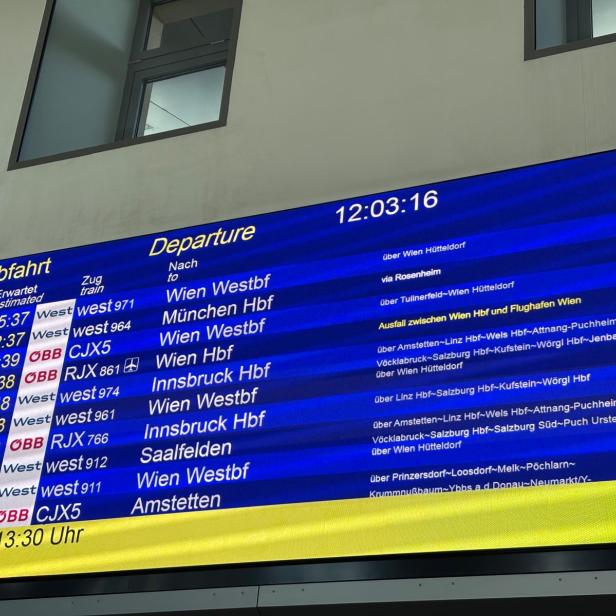 Anzeigetafel mit zahlreichen Zugverspätungen und Ausfällen am Bahnhof.