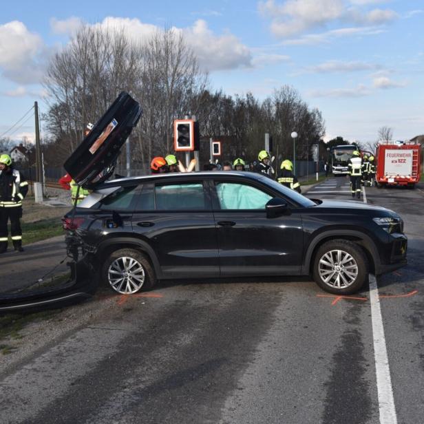 Pkw kollidiert mit Zug