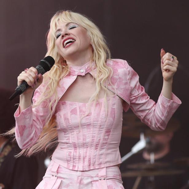 Carly Rae Jepsen auf der Bühne beim Glastonbury Festival 2023.