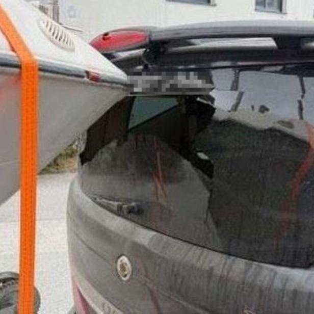 Auto mit einem Boot auf einem Anhänger