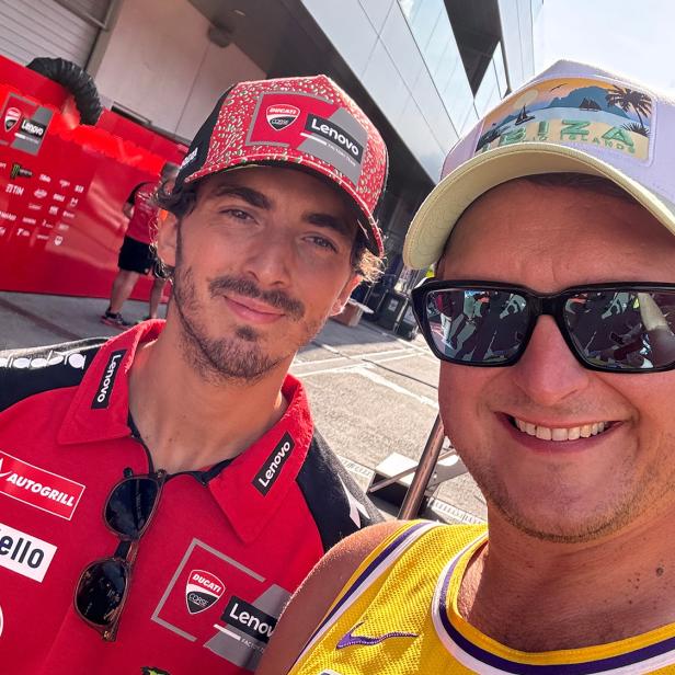 Ein Mann und ein Rennfahrer 