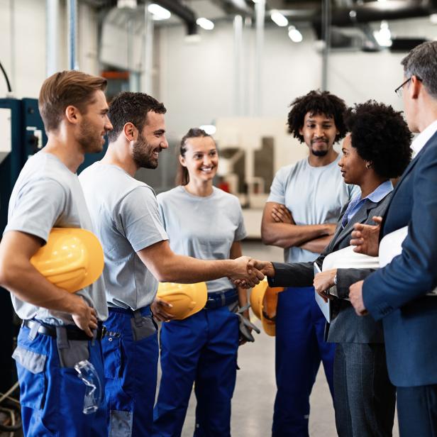 Ein Mann mit seinen Mitarbeitenden 