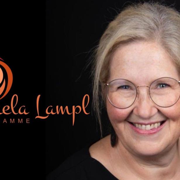 Eine Frau mit blonden Haaren und einer runden Brille 