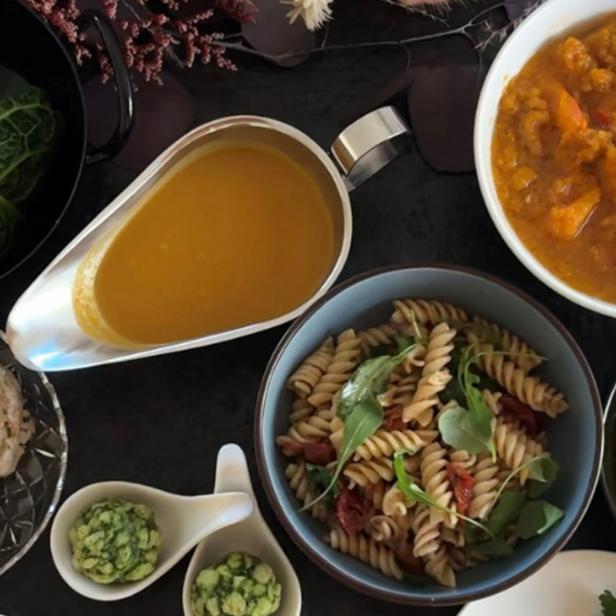 Essen auf einem Tisch, von Suppen, Nudeln, Gemüse 