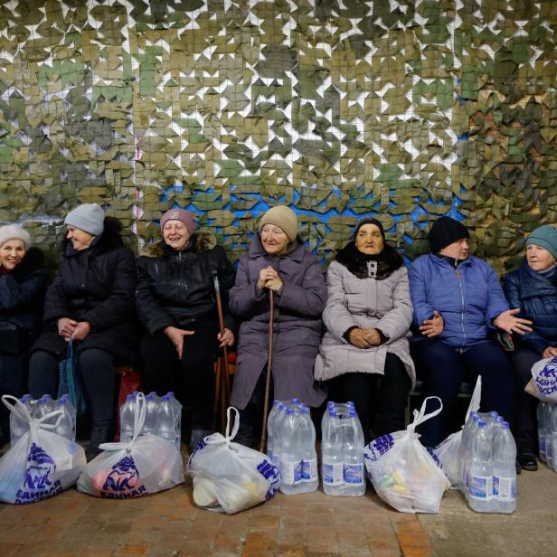 Zivilisten bei einer Nahrungsmittelausgabe in Donezk: 37 Prozent der Bevölkerung lebt in Armut, vor der Invasion waren es sechs.  