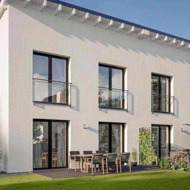 Ein Neubau in weiß, mit Garten 