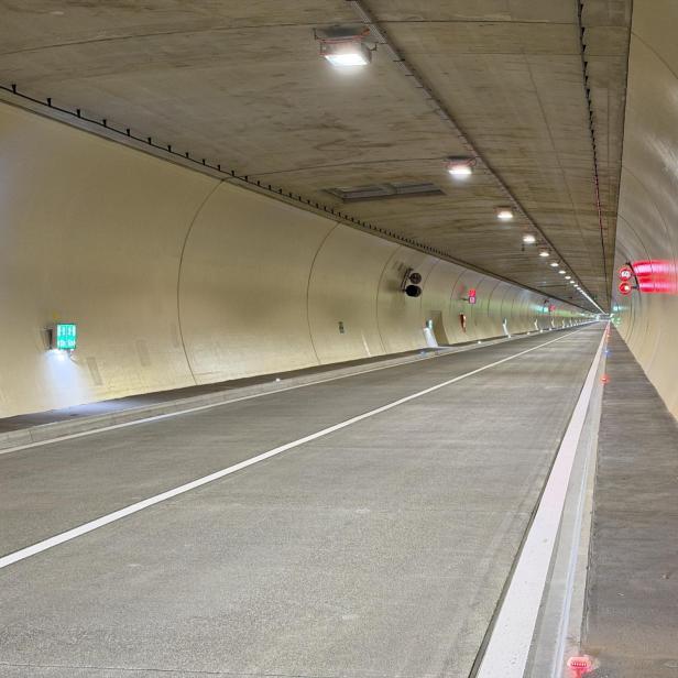 Beleuchtete Tunnelröhre ohne Autos