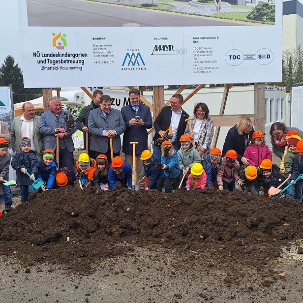Spatenstich mit Kindergartenkindern