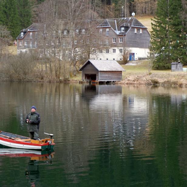 Fischer im Boot vor dem Wassercluster Lunz
