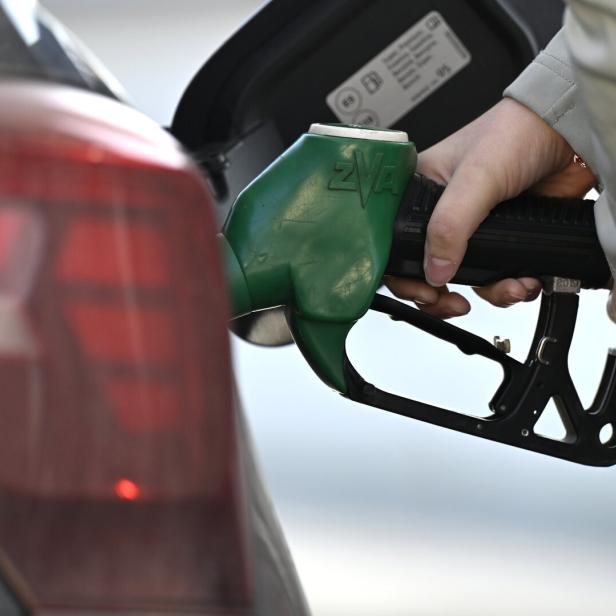 ++ THEMENBILD ++ TANKSTELLE / TANKEN /ZAPFHAN / ZAPFSÄULE / SPRIT / SPRITPREIS / BENZIN / DIESEL / ENERGIE / TEUERUNG