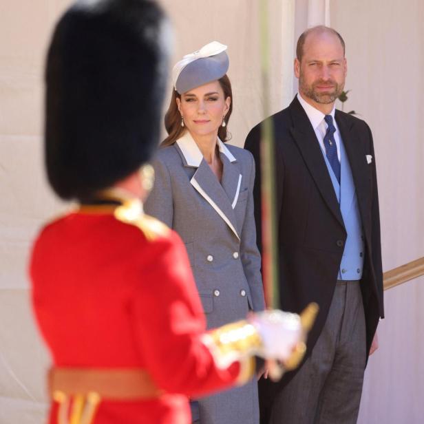Kate und William stehen formell gekleidet vor einem Gebäude.