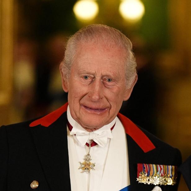 König Charles III. in Galauniform mit Orden und blauem Band.