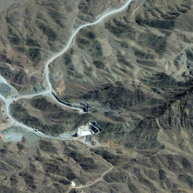 Kahle Berge und Straßen im Iran