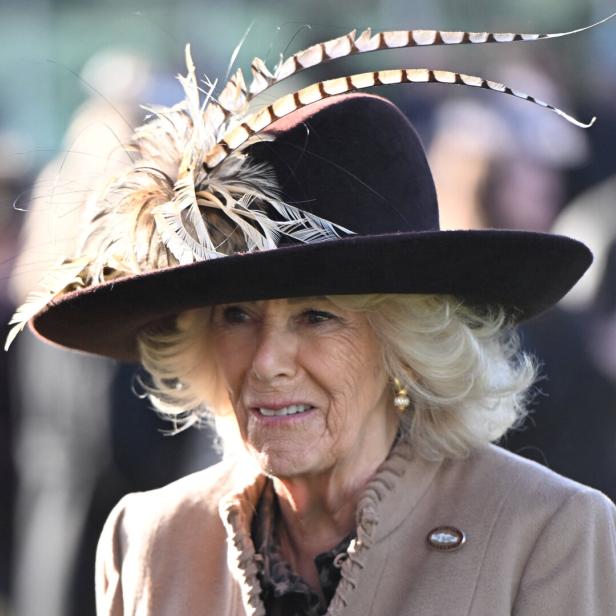 Königin Camilla mit großem Hut mit Federn beim Cheltenham Festival.