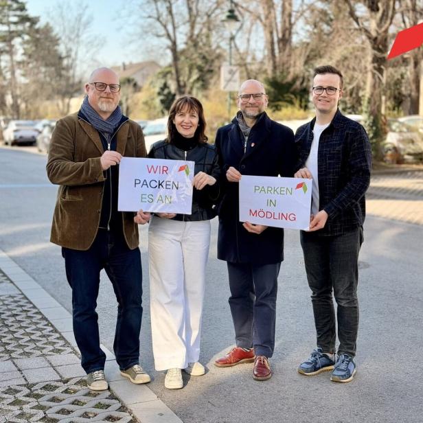 Vier Personen stehen nebeneinander