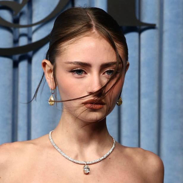 Leni Klum mit hochgesteckten Haaren trägt Ohrringe und eine Halskette.