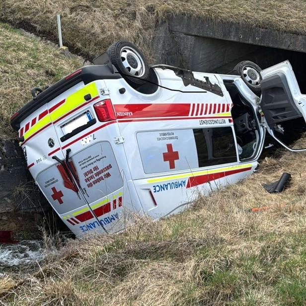 Umgestürztes Rettungsauto
