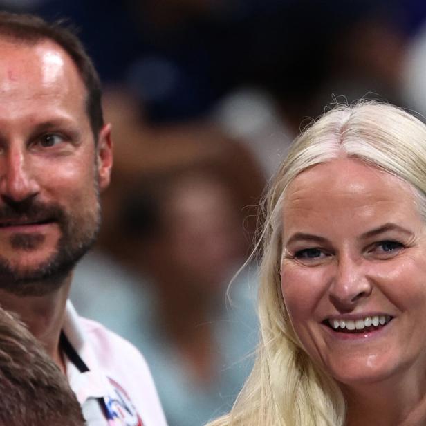 Kronprinz Haakon und Kronprinzessin Mette-Marit lächeln in die Kamera.
