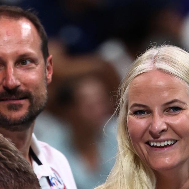 Kronprinz Haakon und Kronprinzessin Mette-Marit lächeln in die Kamera.
