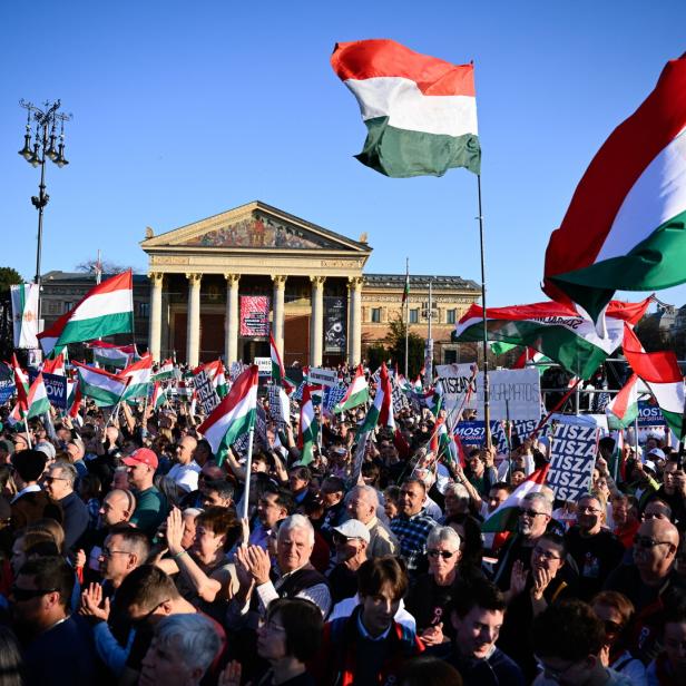 Tisza-Anhänger am 15. März in Budapest: Die Opposition mobilisiert mit dem Versprechen, die Korruption zu beenden.