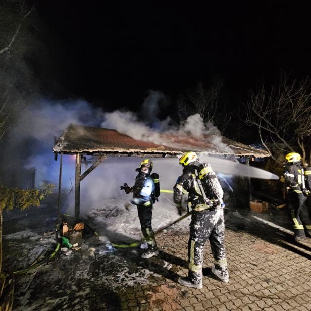 Das Carport und ein Pkw standen in Vollbrand