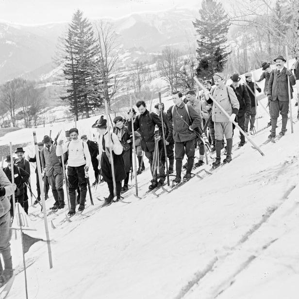 Für einen Torlauf braucht es Torstangen: Skifahrer setzen die Fahrmale. Der Sport war Anfang des 20. Jahrhunderts sehr beliebt. 