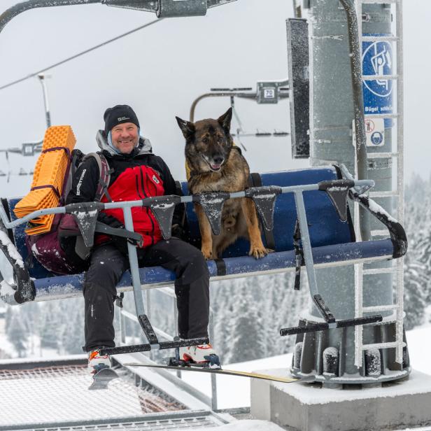 Im Notfall müssen die Hunde nicht nur Sessellift fahren, sondern auch  Helikopter fliegen.