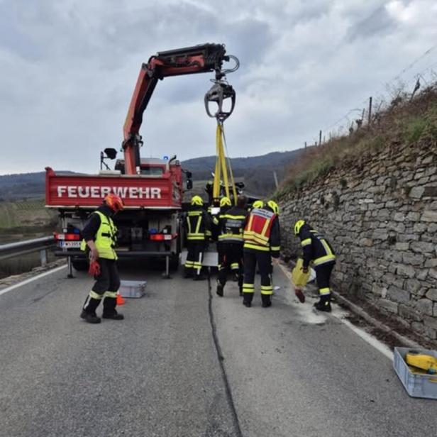 Die Feuerwehr Weissenkirchen bei der Bergung des kaputten Motorrades