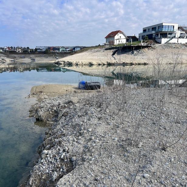 März 2026: Der Wasserstand des Föhrensees in Wiener Neustadt sinkt rapide.