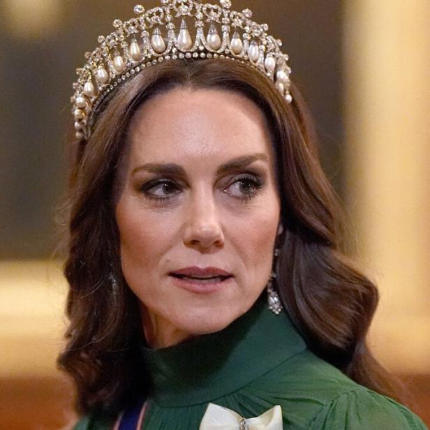 Prinzessin Kate trägt ein grünes Kleid, eine Tiara und eine Schärpe.